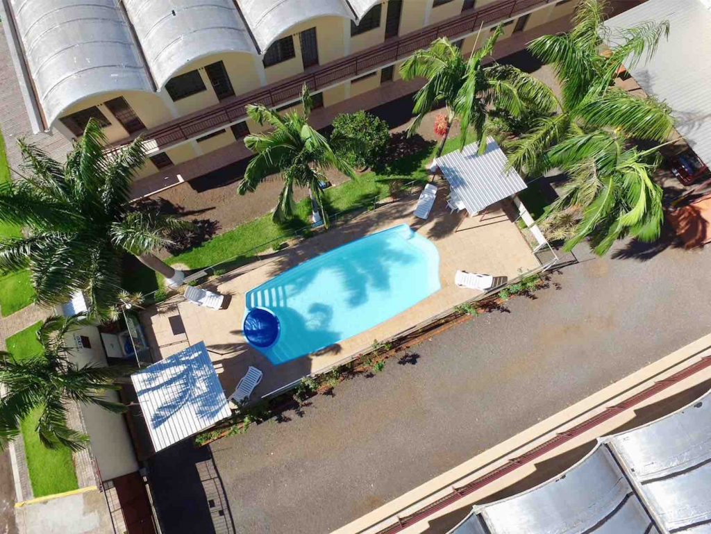 Vista aérea das áreas comuns do Residencial Major em Cascavel com piscina e estacionamento